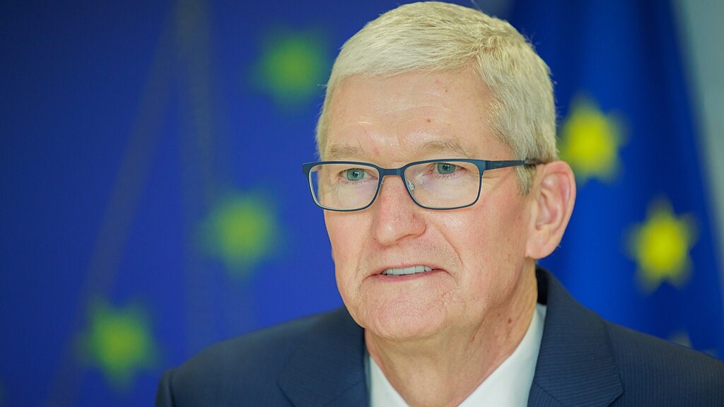 The Incredible Journey of Tim Cook: From Operations Expert to Tech Icon | 5 Lessons from Tim Cook's Life 2 The Incredible Journey of Tim Cook: From Operations Expert to Tech Icon | 5 Lessons from Tim Cook's Life